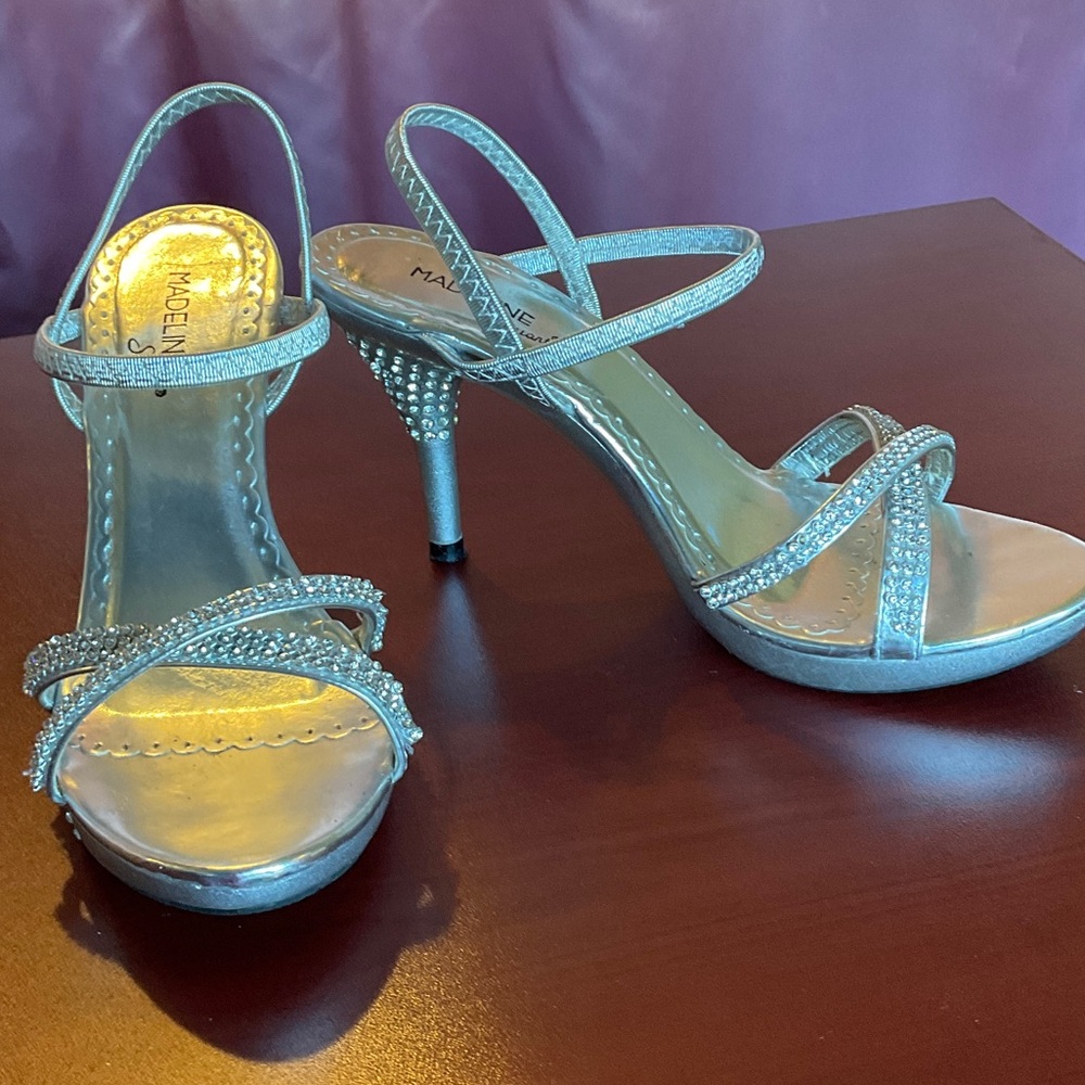Gorgeous glam silver & rhinestones sandal heels size 7